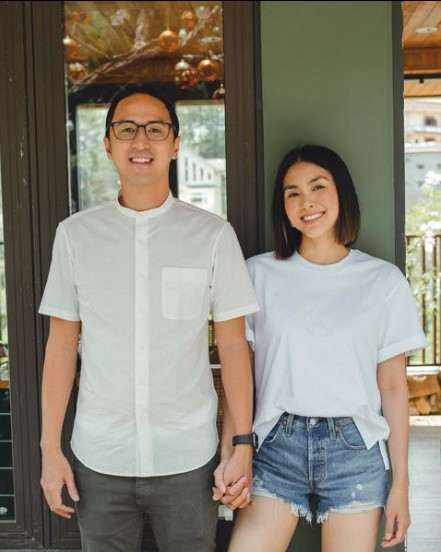 1 thập kỷ về chung một nhà, Tăng Thanh Hà và chồng vẫn một kiểu nắm tay cực tình.