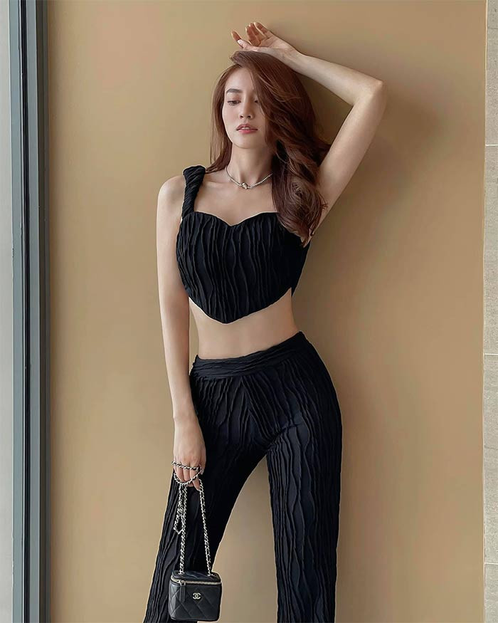 Tuy nhiên, nhan sắc của Ninh Dương Lan Ngọc cũng nhiều lần bị cư dân mạng "soi" và cho rằng cô đã dao kéo khi so sánh hình ảnh hiện tại của Lan Ngọc với lúc cô mới vào nghề.