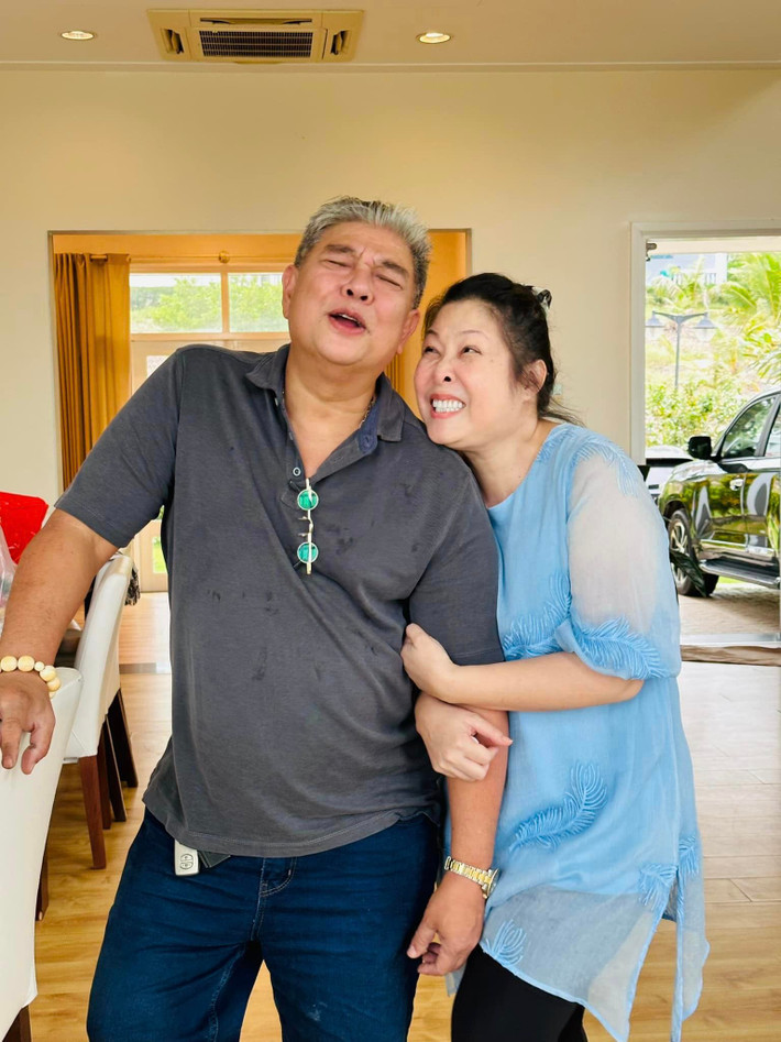 Theo dõi trang cá nhân của NSND Hồng Vân, fan không khỏi ngưỡng mộ trước cách thể hiện của tình cảm của cô với ông xã là tài tử điện ảnh một thời Lê Tuấn Anh.