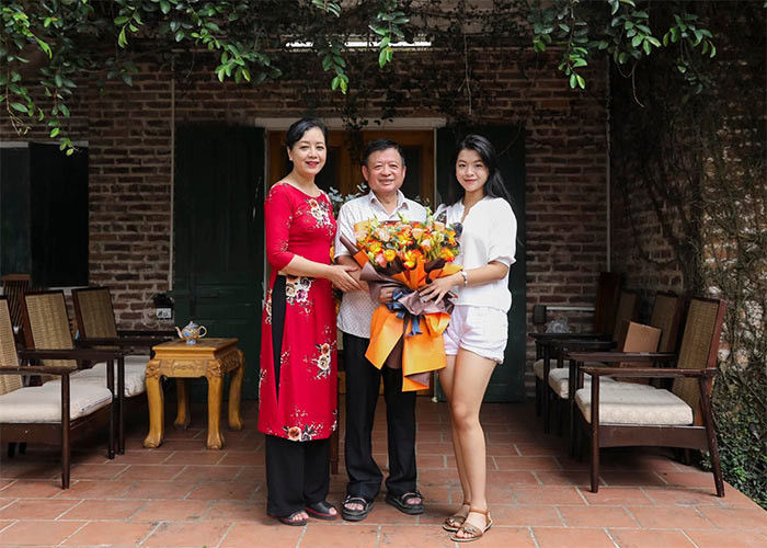 Hồng Khanh giống hệt mẹ nhưng lại thừa hưởng gene âm nhạc của bố.