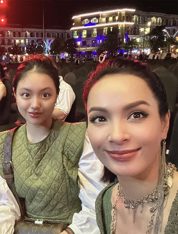 Đặc biệt cô con gái út Suti, mới 14 tuổi nhưng giống hệt mẹ từ khuôn mặt tới chiều cao, ngày càng xinh xắn.