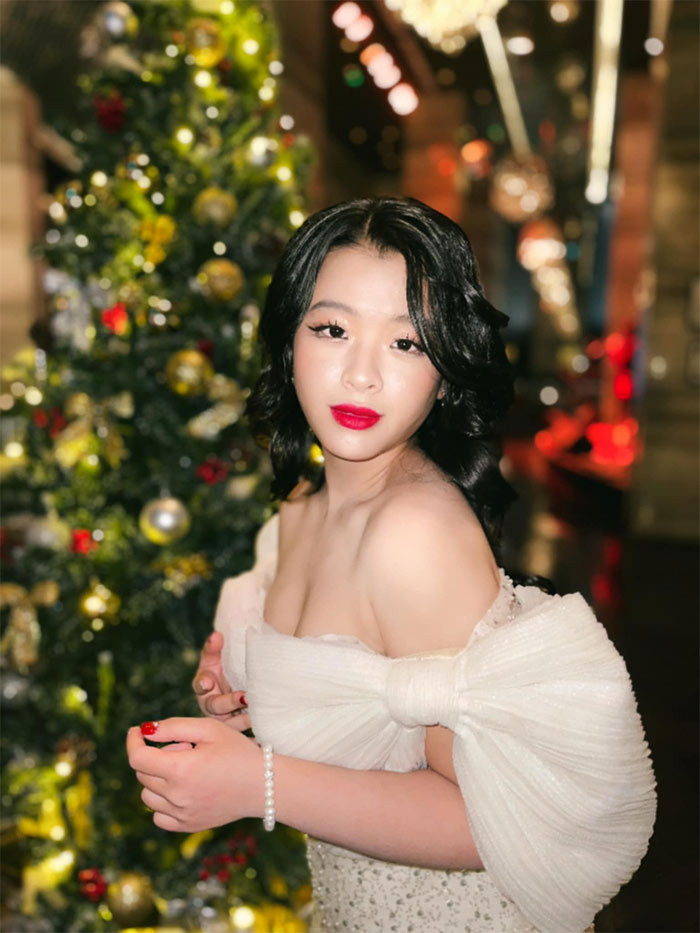 Con gái út của nghệ sĩ Chiều Xuân và nhạc sĩ Đỗ Hồng Quân đã trở thành một cô thiếu nữ xinh đẹp, quyến rũ.