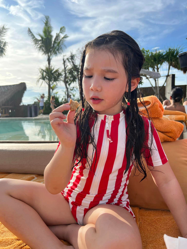 Con gái của siêu mẫu Hà Anh và ông xã người Anh Olly Dowden sở hữu chiều cao vượt trội so với các bạn cùng trang lứa.