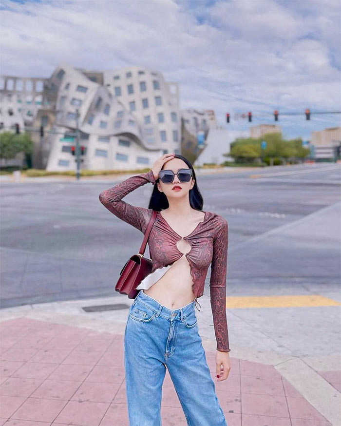 Thời trang đời thường của Hương Giang cũng sexy không kém khi đi dự sự kiện. (Ảnh: FBNV)