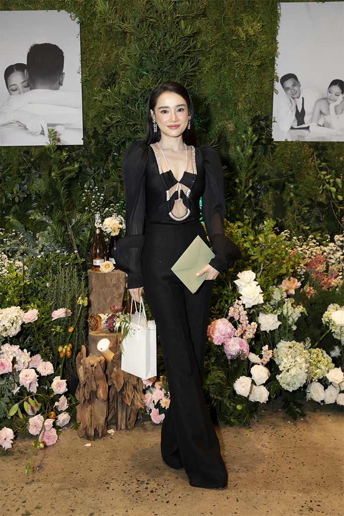 Mới đây trong đám cưới MC Liêu Hà Trinh, nữ diễn viên Nhã Phương xuất hiện trong bộ jumpsuit cut-out rất sexy. (Ảnh: 2sao.vn)