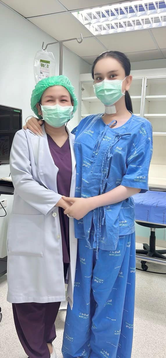 "Trước khi làm, bác sĩ tư vấn rất kỹ khi làm giọng xong có thể hát hay cũng có thể không hát hay. Nếu đồng ý thì làm và dưỡng giọng từ 1 tháng tới 3 tháng giọng mới ổn định được. Hy vọng mọi chuyện suôn sẻ thì Khánh Chi tiếp tục sự nghiệp ca hát không thì dừng lại tại đây nhé. Quý vị khán giả yêu thương Khánh Chi cũng đừng buồn nếu Khánh Chi không hát được như trước nhé, cảm ơn rất nhiều...", nữ ca sĩ chia sẻ thêm.