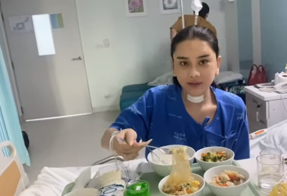 Fan gửi lời chúc mừng khi thấy Lâm Khánh Chi lộ diện với gương mặt tươi tắn trên giường bệnh. Cô đã có thể ngồi dậy ăn, nhưng chưa thể nói và cười to được. Ảnh cắt clip Huy Ma Bangkok.