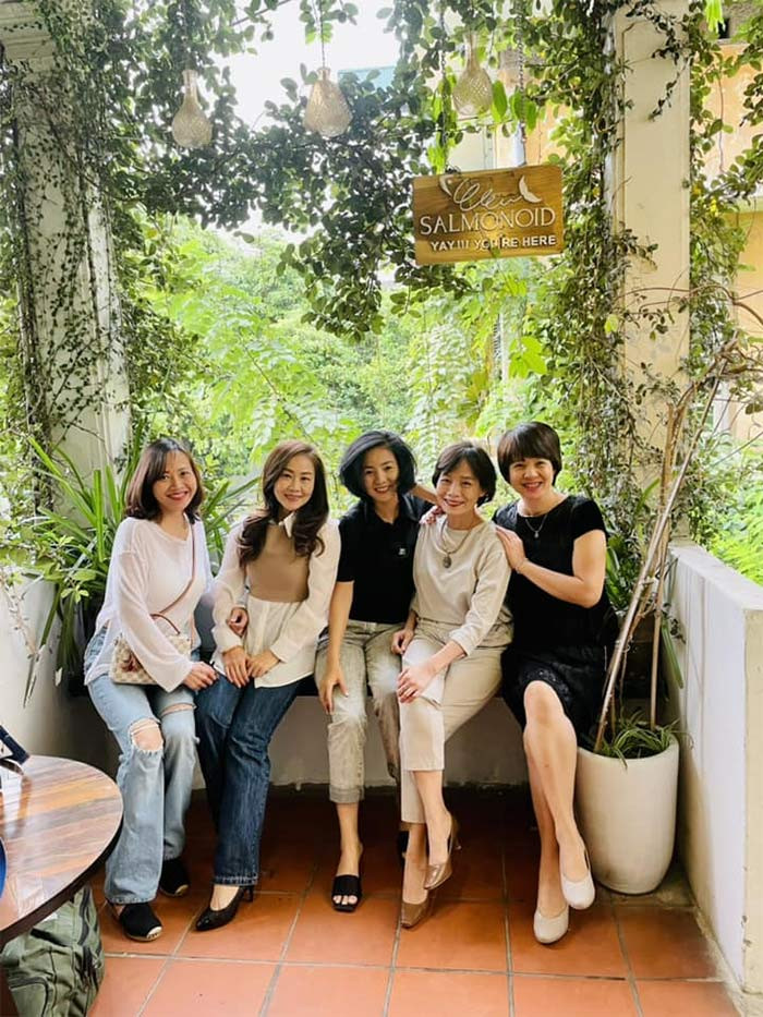 Diễm Quỳnh thường xuyên đi họp mặt bạn bè.