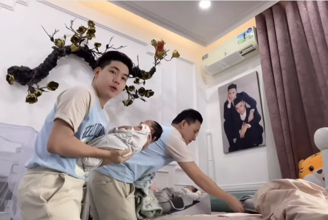 Dù lần đầu làm bố "bỉm sữa" nhưng cặp sao tỏ ra khá thành thục với việc chăm con.