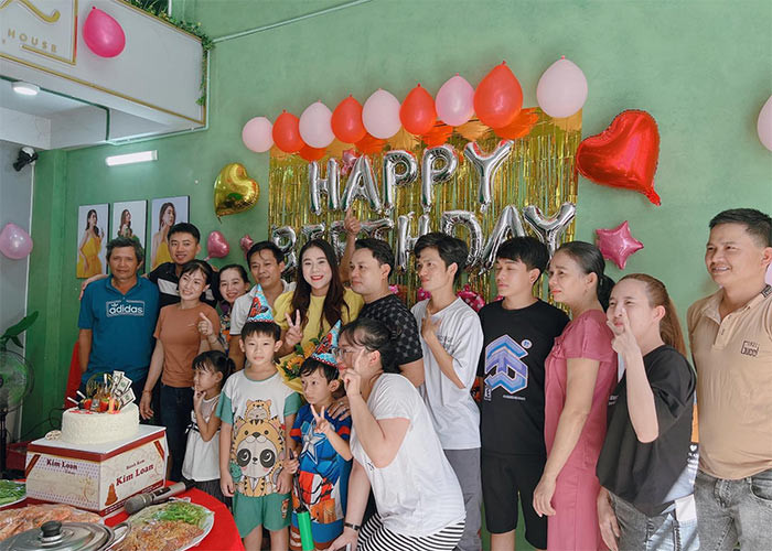 Không chỉ được chồng tặng xế hộp, trước đó Hồ Bích Trâm còn được chồng doanh nhân tặng nhiều đồ hiệu đắt tiền.