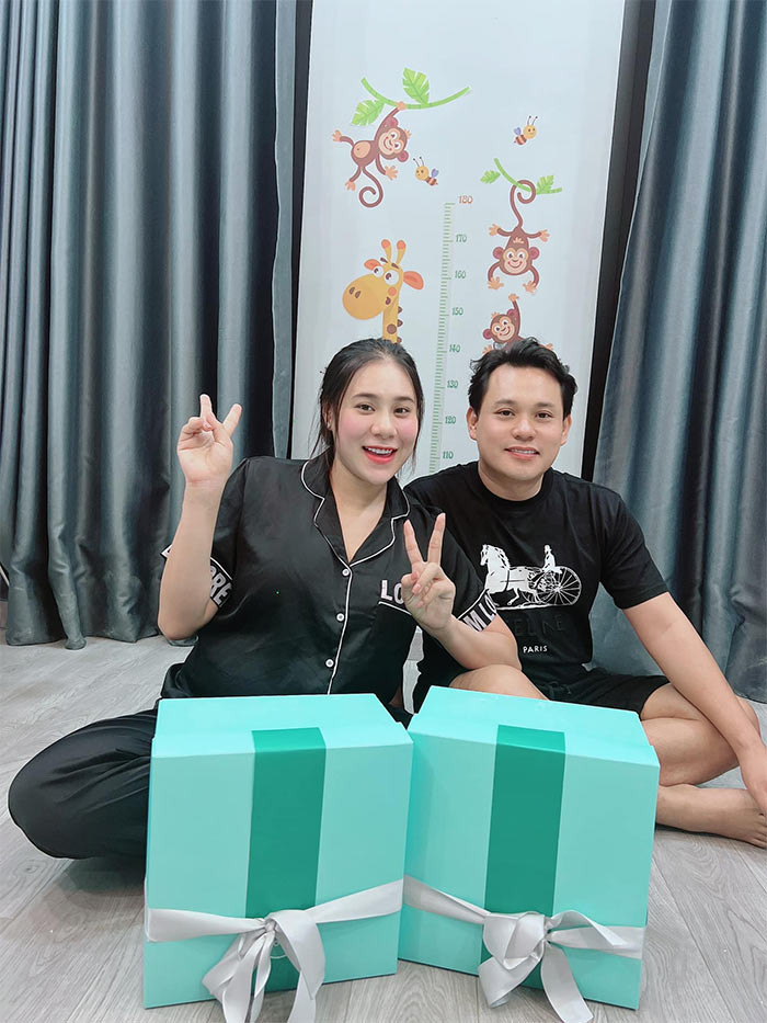 Trước đó, nữ diễn viên "Bánh mì ông Màu" được gia đình và chồng bất ngờ tổ chức tiệc sinh nhật rất vui vẻ, ấm cúng tại gia.
