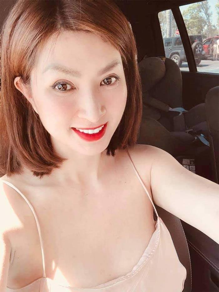 Làn da trắng mịn màng cũng là một trong những ưu điểm của bà mẹ hai con.