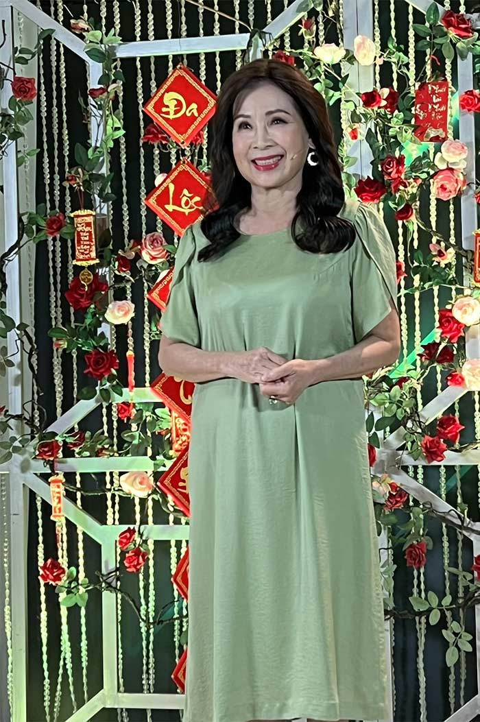 Mặc dù đã cao tuổi nhưng năng suất lao động nghệ thuật của bà khiến nhiều nghệ sĩ trẻ phải khâm phục. Bà liên tiếp tham gia các dự án phim truyền hình, điện ảnh và gần đây nhất là bộ phim "Hạnh phúc máu". (Ảnh: FBNV)