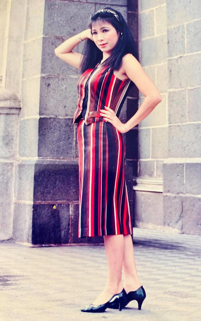 NSND Kim Xuân tên đầy đủ là Châu Thị Kim Xuân, sinh năm 1956. Bà tham gia rất nhiều bộ phim và vở kịch như: "Tấm Cám", "Xương rồng đen", "Người tìm vàng", "Ngọn cỏ gió đùa", "Cõi tình", "Đôi bông tai", "Tiếng nổ lúc không giờ"... (Ảnh: FBNV)