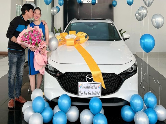 Bà xã của nam diễn viên cũng là một người vợ đảm đang, biết thấu hiểu, lo cho gia đình, không ghen tuông cũng như hiểu cho tính chất công việc của chồng.