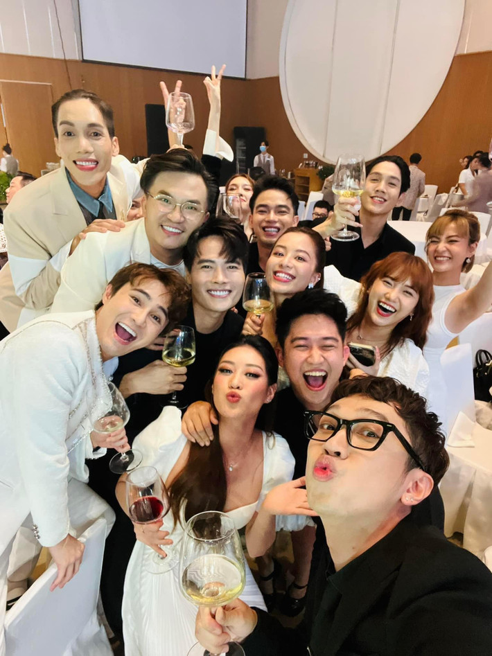 Trong loạt ảnh tiệc cưới được đăng tải, nam MC gây chú ý khi chụp chung khung hình với Võ Tấn Phát. Ảnh: FB Đại Nghĩa.