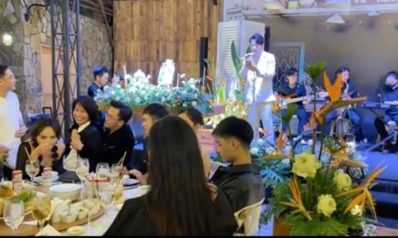 Bởi chỉ không lâu trước đó, tại đám cưới của diễn viên Anh Tú, MC Đại Nghĩa và đàn em bị soi ngó lơ nhau.