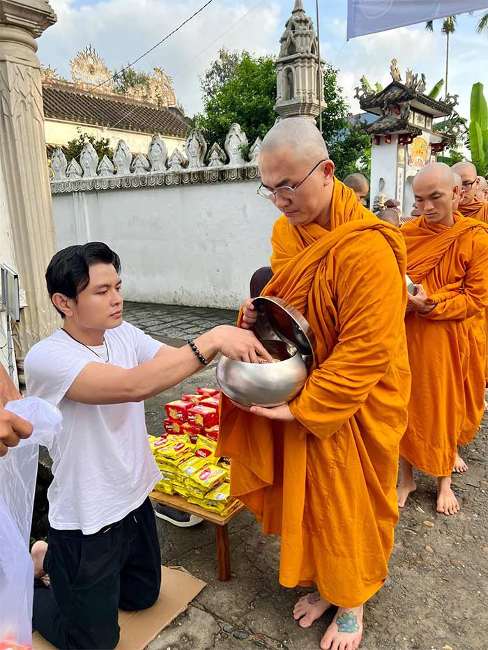 Nam nghệ sĩ sinh năm 1978 tham gia khoá tu xuất gia gieo duyên lần thứ 14 tại chùa Huyền Không - Huế trong 10 ngày.