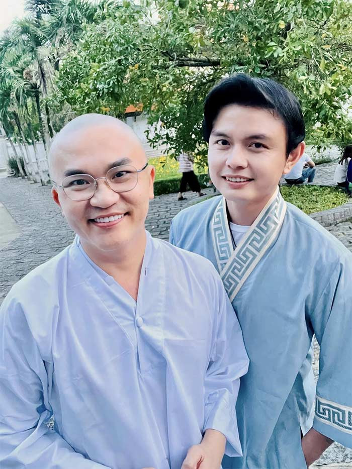 MC Đại Nghĩa tên thật là Bùi Đại Nghĩa. Anh là một diễn viên kiêm MC nổi tiếng và quen mặt với khán giả truyền hình qua một số chương trình như: "Chuẩn cơm mẹ nấu", "Gương mặt thân quen"...