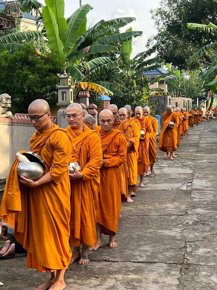 Đại Nghĩa từng là diễn viên thuộc biên chế của Sân khấu kịch Idecaf và được đánh giá là một trong những diễn viên triển vọng nhất của sân khấu này.