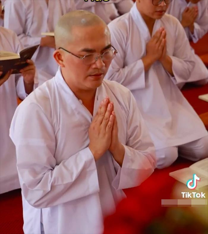 Sở hữu khối tài sản giá trị với biệt thự hoành tráng, xe sang song nam MC có cuộc sống khá giản dị.