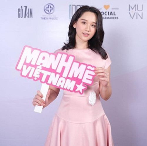 Nữ diễn viên "Mắt biếc" đã tự tin khoe thân hình mảnh mai. Trước đó, Trúc Anh tăng tới 8kg do thời điểm dịch ở nhà cô ăn uống nhiều và tạng người dễ tăng cân.