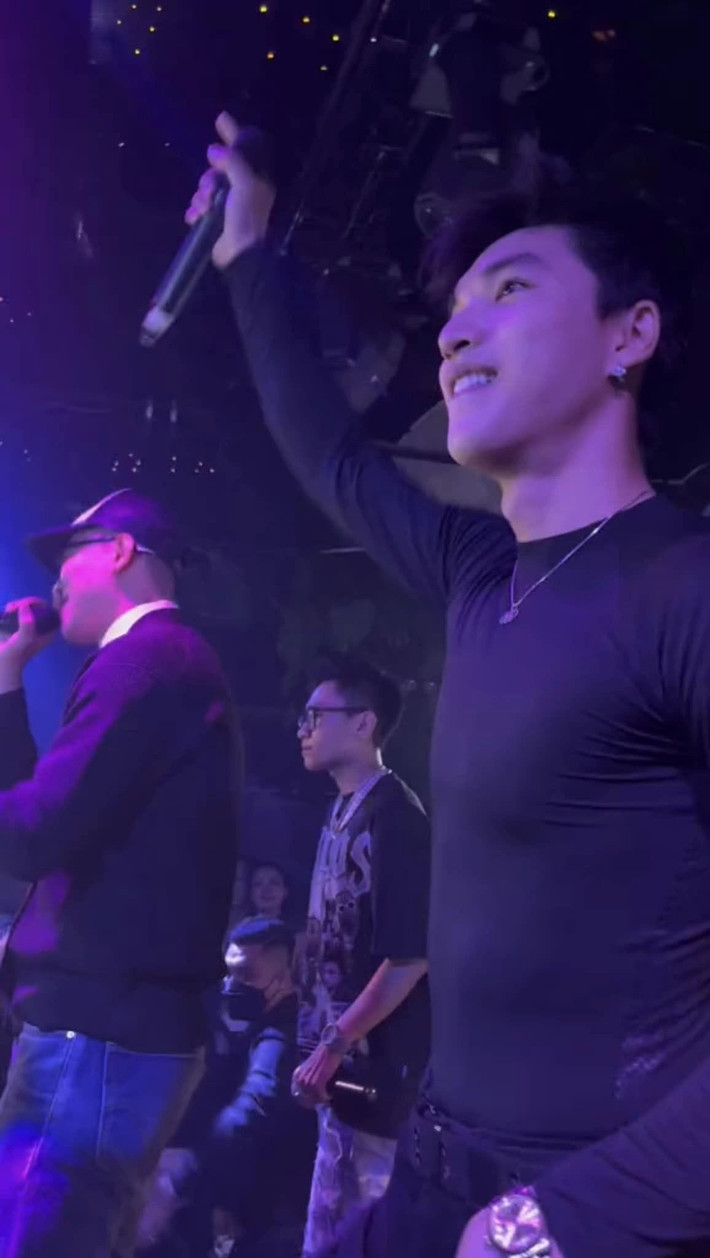Nam rapper nhận nhiều ý kiến khen chê về style kém mạnh mẽ của mình. Ảnh: TikTok.