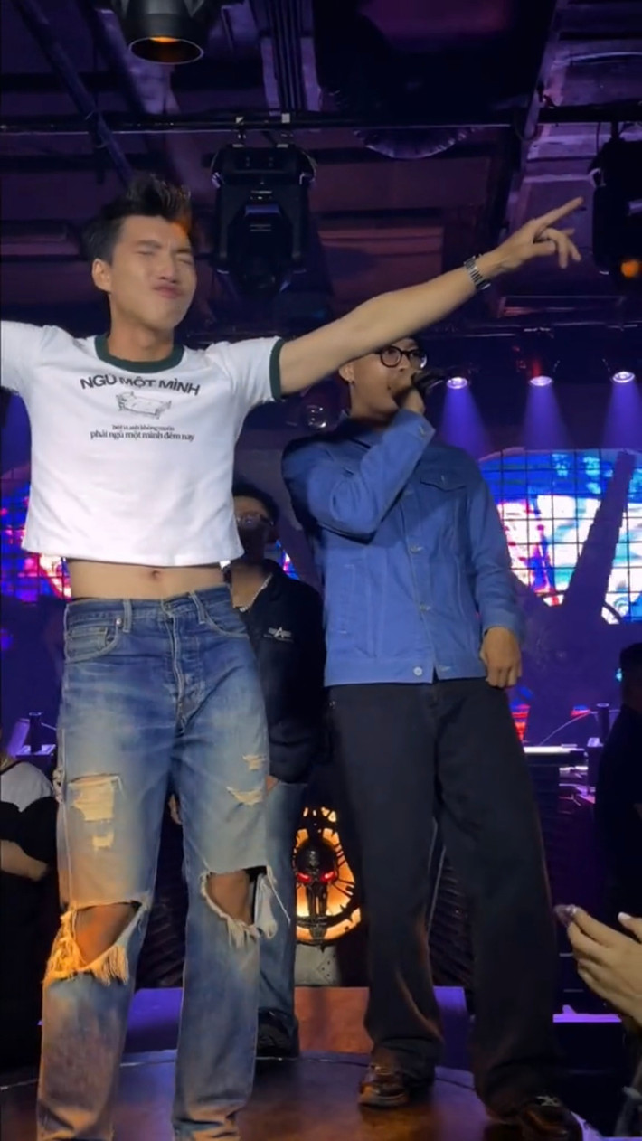 Outfit táo bạo của Hieuthuhai khiến một fan phải thốt lên: "Xu hướng giờ là nam ca sĩ sẽ mặc áo thiệt bó hoặc crop top luôn, trang điểm thiệt đậm còn các nữ ca sĩ lại kín cổng cao tường lên sân khấu hả bà con cô bác?".