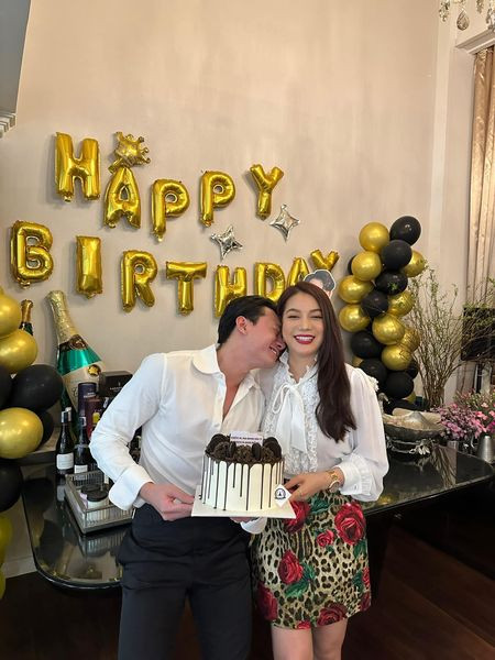 Mới đây, diễn viên Anh Dũng đón sinh nhật lãng mạn và ấm cúng bên Trương Ngọc Ánh cùng phụ huynh hai bên và bạn bè thân thiết. Nam diễn viên có những cử chỉ nũng nịu bên bạn gái khiến dân tình phát ghen.