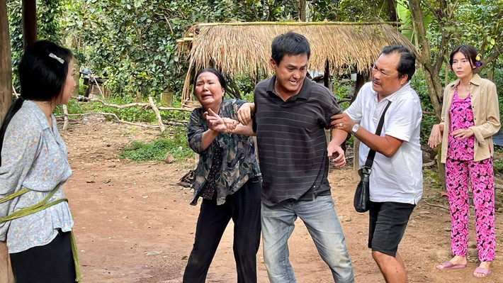 Hoàn thành vai diễn sớm trong tập 9 của phim "Mẹ rơm", nghệ sĩ Ngân Quỳnh để lại nhiều ấn tượng với hình ảnh người phụ nữ góa chồng hiền lành, hết lòng yêu thương và bảo vệ cô con gái khờ khạo tên Loan.