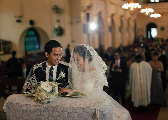Năm 2012, Tăng Thanh Hà kết hôn cùng Louis Nguyễn. Về làm dâu nhà đại gia, "ngọc nữ màn ảnh Việt" rút lui hoàn toàn khỏi showbiz và tập trung chăm lo cho gia đình nhỏ.