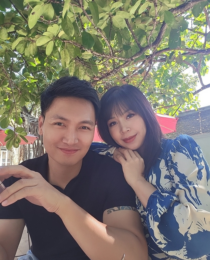 Kết hôn được 14 năm sau 6 năm yêu, vợ chồng Mạnh Trường vẫn ngọt ngào như thuở ban đầu.
