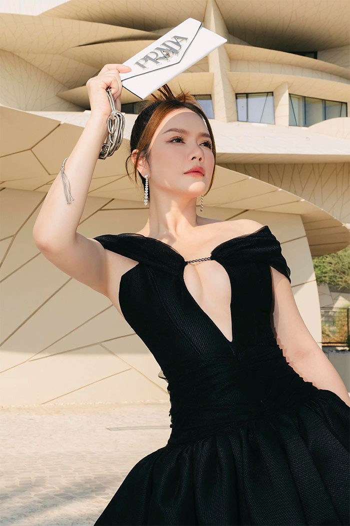 Nhan sắc Lý Nhã Kỳ được nhiều người khen là "lão hóa ngược" bởi ngoại hình cô ngày càng trẻ trung.