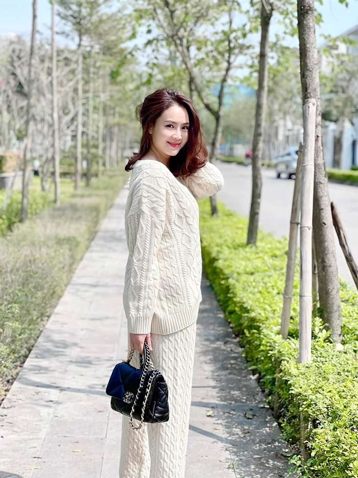 Thời trang đời thường giản dị, kín đáo, Hồng Diễm vẫn tỏa sáng mọi lúc mọi nơi.