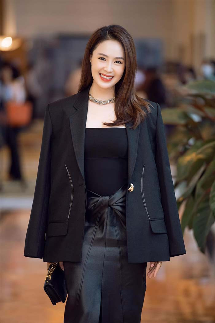Nữ diễn viên "Hành trình công lý" gây ấn tượng với người đối diện bởi khuôn mặt đẹp, nụ cười tươi và vóc dáng chuẩn.