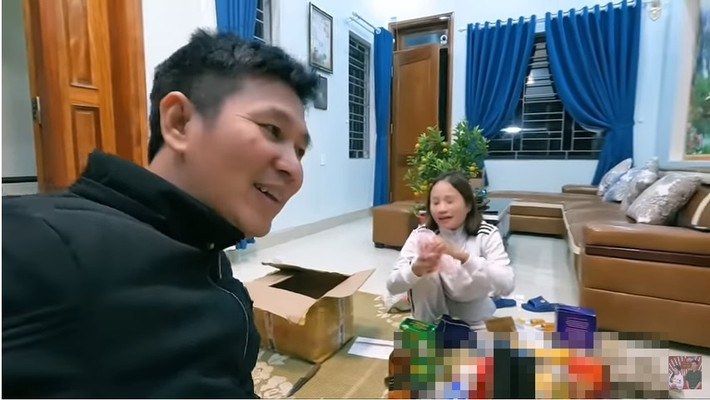 Hai vợ chồng "cô gái trăm triệu" khoe khoảnh khắc được fan tặng rất nhiều quà bên trong căn nhà mơ ước vừa hoàn thiện.