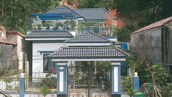 Mới đây, trên trang cá nhân, Lê Thị Dần khoe căn nhà vườn rộng rãi và khang trang của hai vợ chồng ở làng quê miền núi Thanh Hóa.