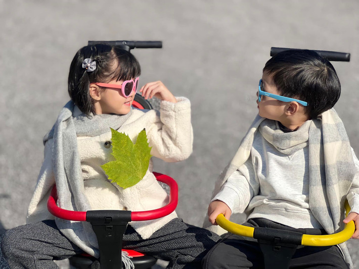 Hai con nhà Đặng Thu Thảo là Sophie (sinh năm 2018) và Liam (sinh năm 2020) chiếm "spotlight" nhờ vẻ ngoài xinh xắn và đáng yêu, thừa hưởng nhiều nét đẹp từ bố mẹ.