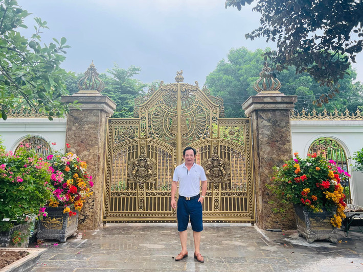 Cơ ngơi của Quang Tèo ngập tràn sắc hoa giấy.