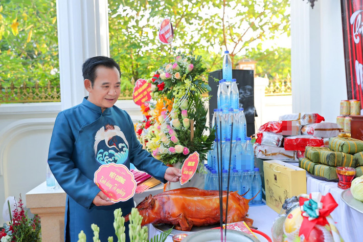Tháng 9 vừa qua, nam nghệ sĩ còn tổ chức lễ giỗ Tổ nghề sân khấu tại nhà vườn với sự góp mặt của NSƯT Đỗ Kỷ, NSND Trần Nhượng cùng nhiều sao Việt.