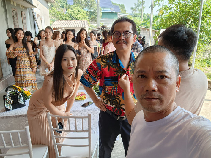 Diễn viên hài kiêm đạo diễn Trần Bình Trọng là một trong những nghệ sĩ nổi tiếng với nhiều sản phẩm hài Tết ăn khách như: "Đại gia chân đất", "Làng ế vợ".