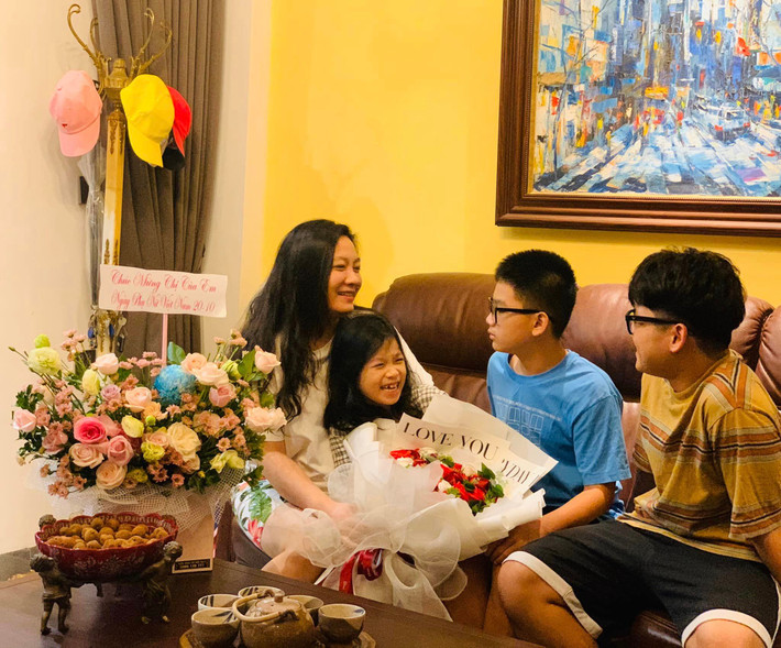 Vợ trẻ của nam diễn viên là hậu phương vững chắc, hỗ trợ mọi thứ mà anh cần từ chăm lo cho gia đình tới việc công ty giải trí.