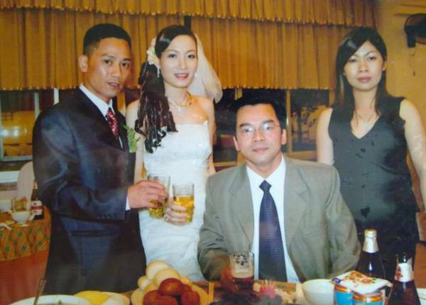 Làm việc cũng như đóng cặp với toàn hot girl, chân dài trên phim, ngoài đời con trai của NSND Trần Nhượng có cuộc sống hạnh phúc viên mãn bên bà xã Thu Phương xinh như hoa hậu.
