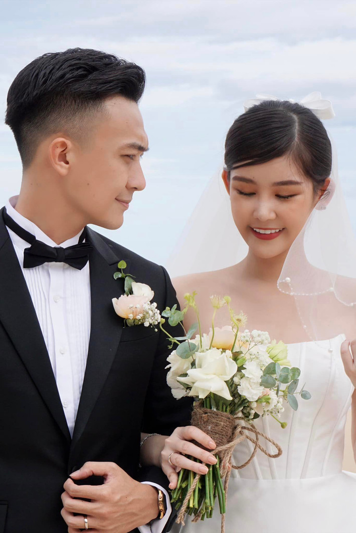 Cặp đôi trao nhau những cử chỉ ngọt ngào trong mọi khoảnh khắc.