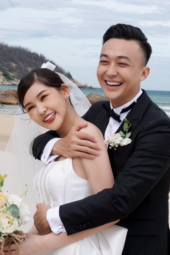 "Thành quả của chúng ta là một bộ ảnh cưới nhẹ nhàng cỏ cây, hoa lá, biển trời nơi quê nhà Quy Nhơn đẹp miên man, hiền dịu. Như vậy là đủ để cảm nhận được, hạnh phúc là gì", nam BTV viết.