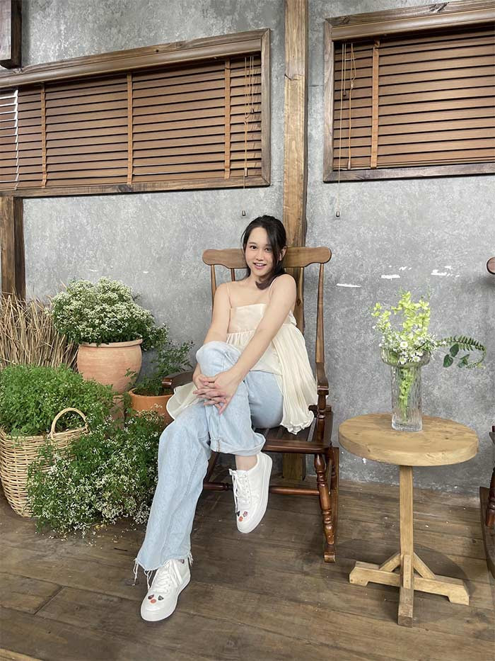 Không còn mũm mĩm nữa nên Trúc Anh thoải mái diện áo quây, hở vai.