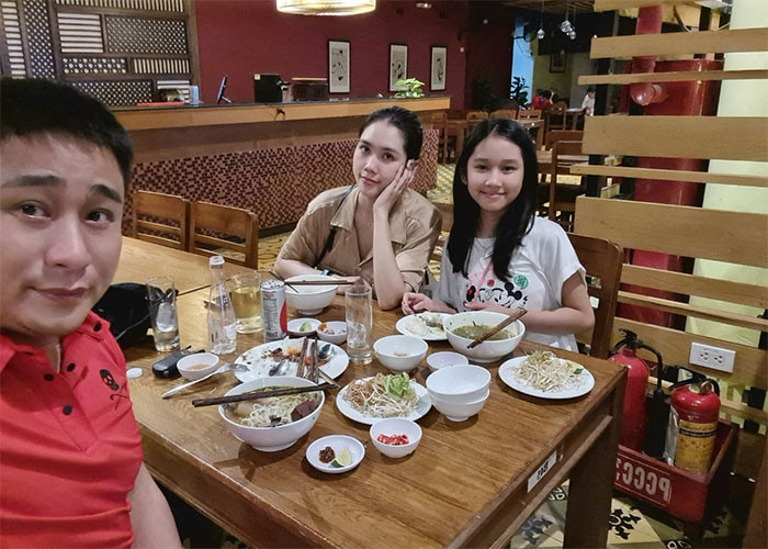 So sánh hình ảnh của Minh Thùy hôm đi dự sự kiện với bố mẹ và hình ảnh bé cách đây mấy tháng thì thấy rõ, cô bé lớn bổng.
