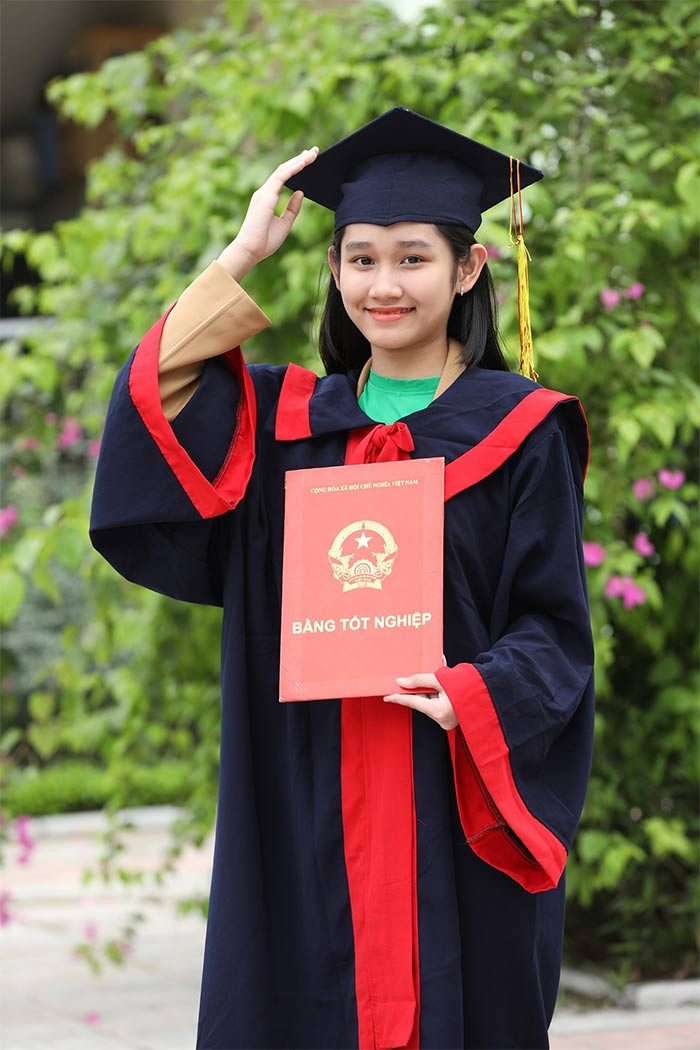 Hình ảnh con gái diễn viên Minh Tiệp trong lễ tốt nghiệp cấp 1.