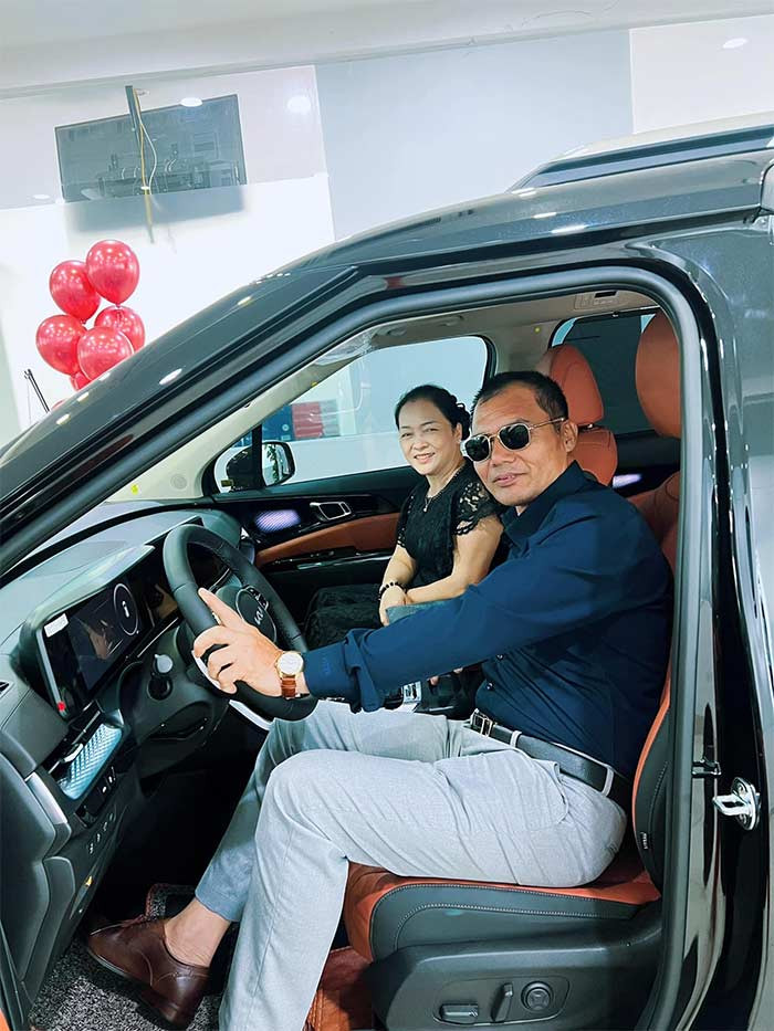 Nhân dịp sinh nhật mẹ đẻ mới đây, Hòa Minzy tậu một chiếc xe hơi tặng mẹ. Trước đó nữ ca sĩ được khen ngợi hết lời khi xây nhà, trả nợ cho bố mẹ, thay bố mẹ nuôi em trai ăn học.