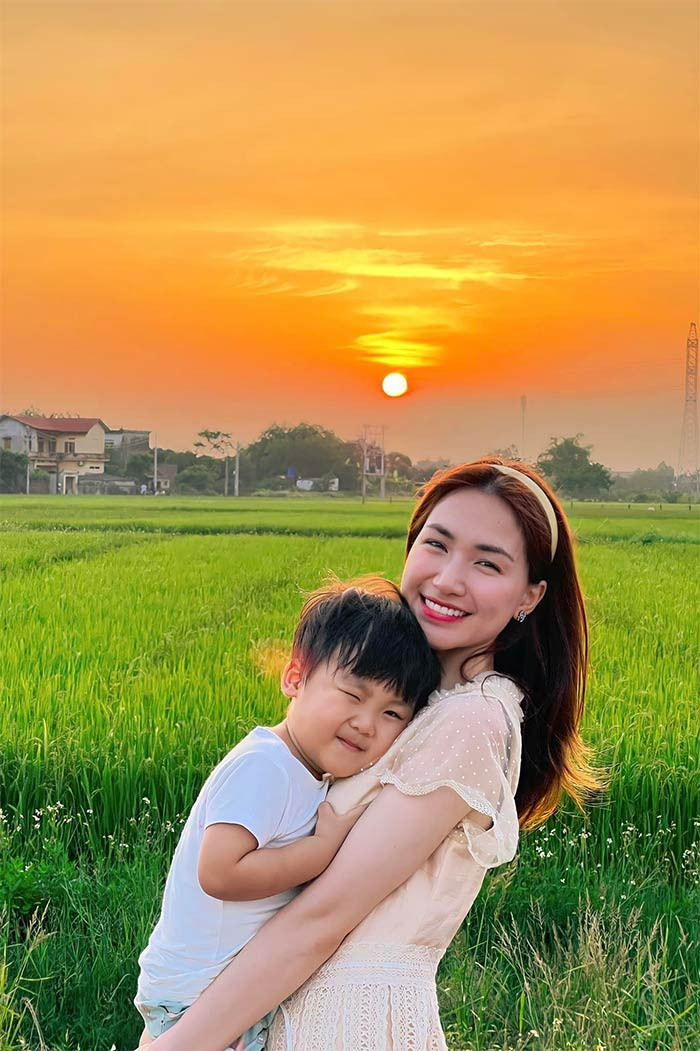 Hậu chia tay bạn trai, Hòa Minzy nhanh chóng lấy lại cân bằng trong cuộc sống và dành thời gian chăm sóc, vui chơi bên con trai.